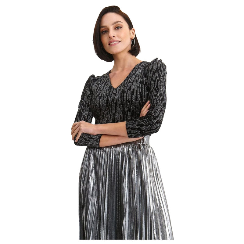 Women's Fitted Black Blouse with 3/4-length Sleeve - Quirked Elegance